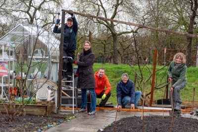 Een pergola bouwen in de buurtmoestuin. Foto: Gabriel Franken