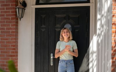 vrouw-voor-voordeur-bron-freepik